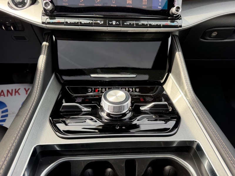 Jeep Grand Wagoneer Vehicle Full-screen Gallery Image 19