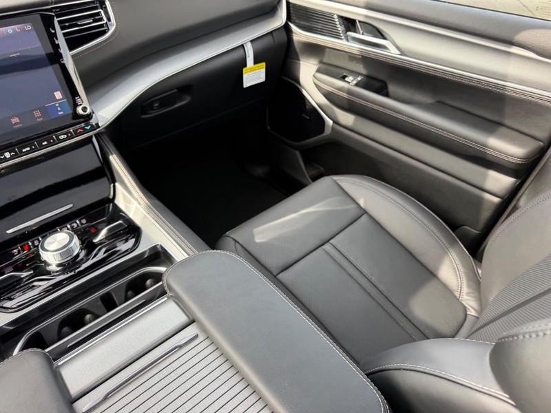 Jeep Grand Wagoneer Vehicle Full-screen Gallery Image 20