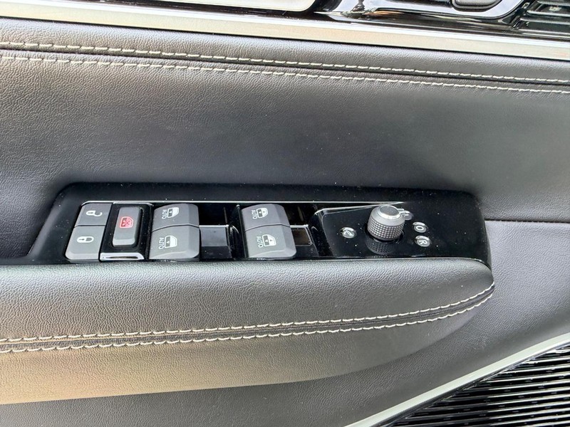 Jeep Grand Wagoneer Vehicle Full-screen Gallery Image 21