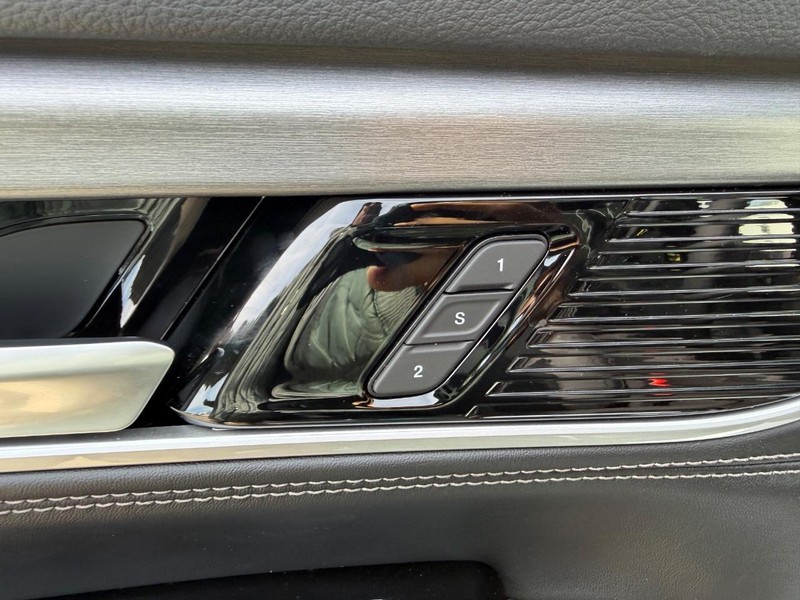 Jeep Grand Wagoneer Vehicle Full-screen Gallery Image 22