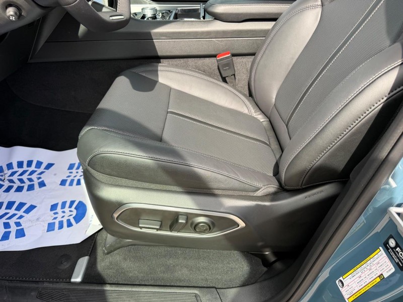 Jeep Grand Wagoneer Vehicle Full-screen Gallery Image 23