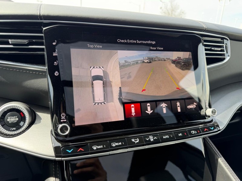 Jeep Grand Wagoneer Vehicle Full-screen Gallery Image 25