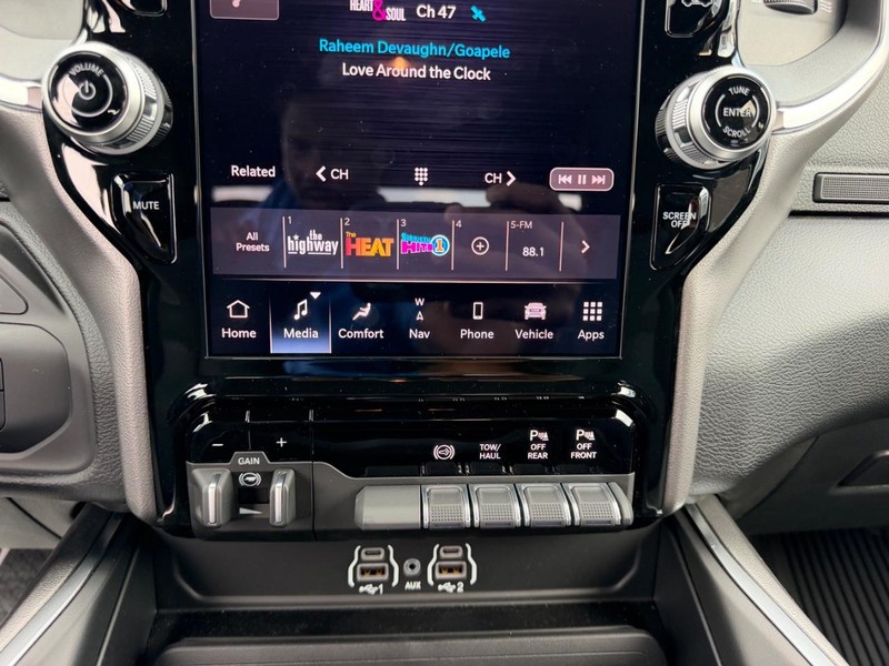 Ram 2500 Vehicle Full-screen Gallery Image 14