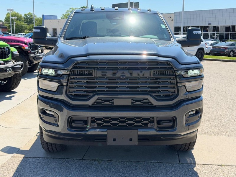 Ram 2500 Vehicle Full-screen Gallery Image 2