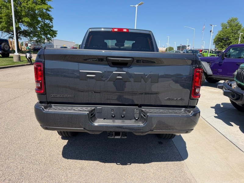Ram 2500 Vehicle Full-screen Gallery Image 5
