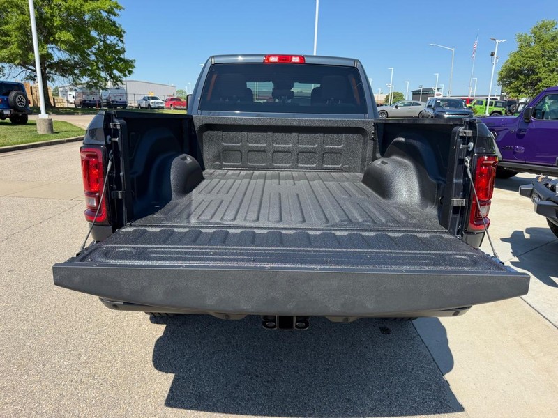 Ram 2500 Vehicle Full-screen Gallery Image 6