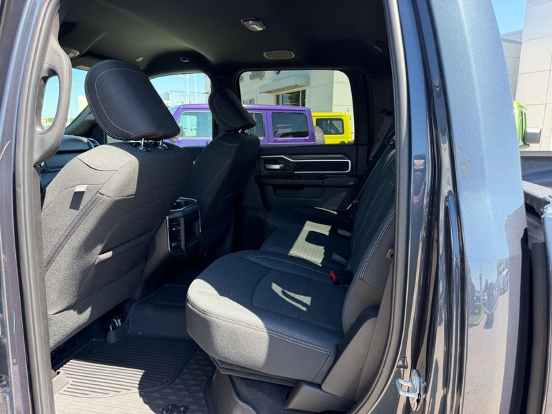 Ram 2500 Vehicle Full-screen Gallery Image 8