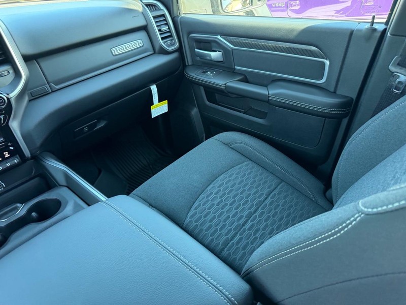 Ram 2500 Vehicle Full-screen Gallery Image 16