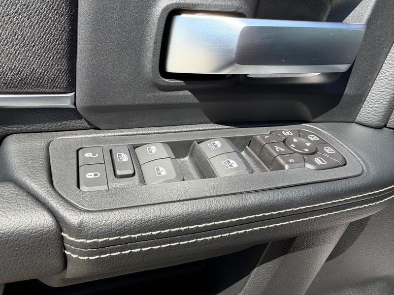 Ram 2500 Vehicle Full-screen Gallery Image 17