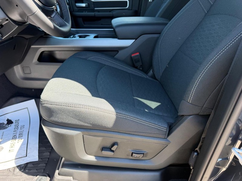 Ram 2500 Vehicle Full-screen Gallery Image 18