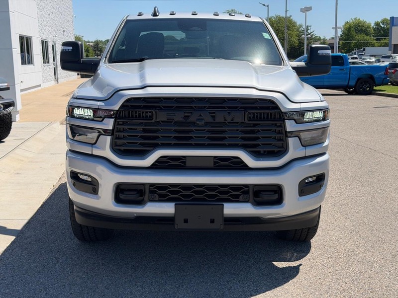 Ram 2500 Vehicle Full-screen Gallery Image 2