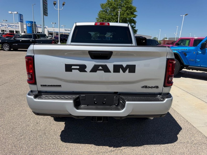 Ram 2500 Vehicle Full-screen Gallery Image 5