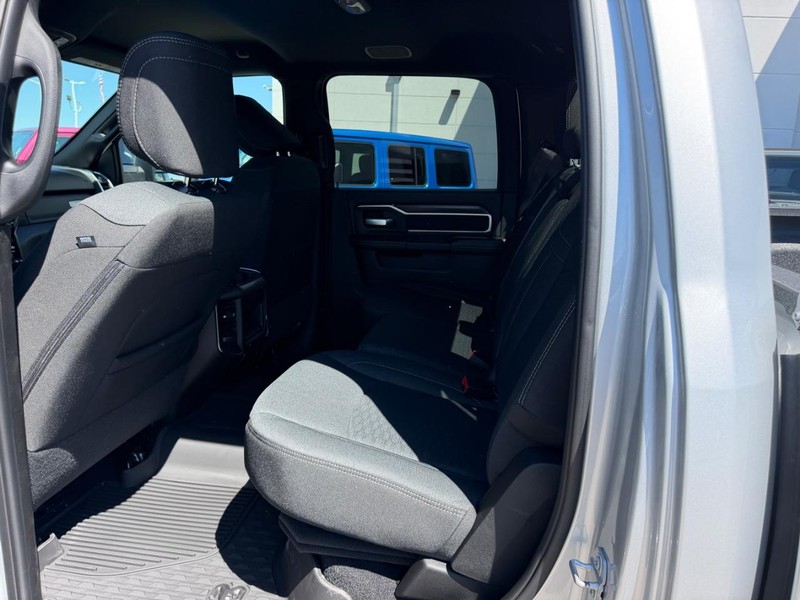 Ram 2500 Vehicle Full-screen Gallery Image 8