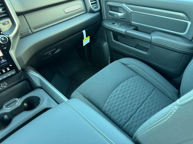 Ram 2500 Vehicle Full-screen Gallery Image 16