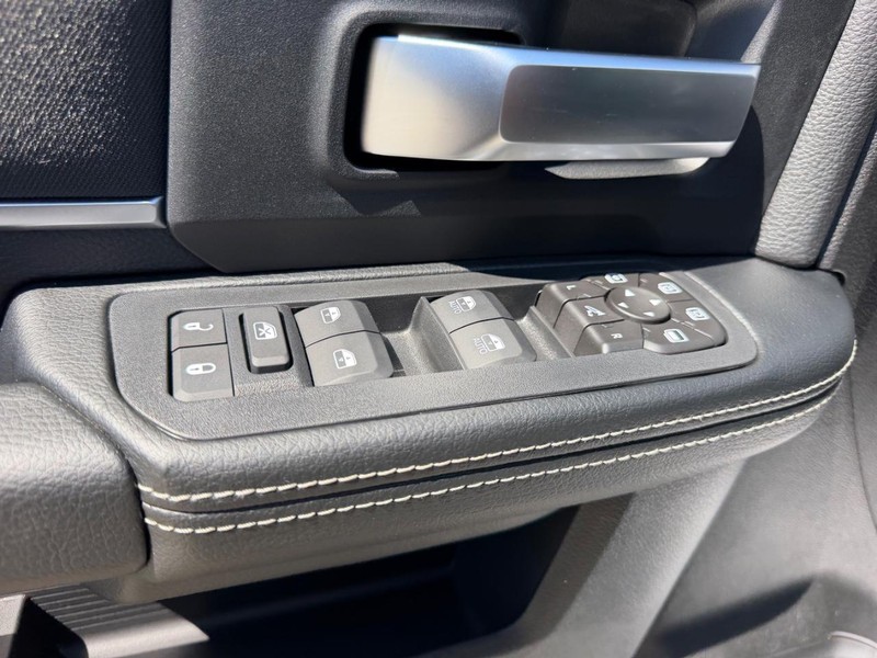 Ram 2500 Vehicle Full-screen Gallery Image 17