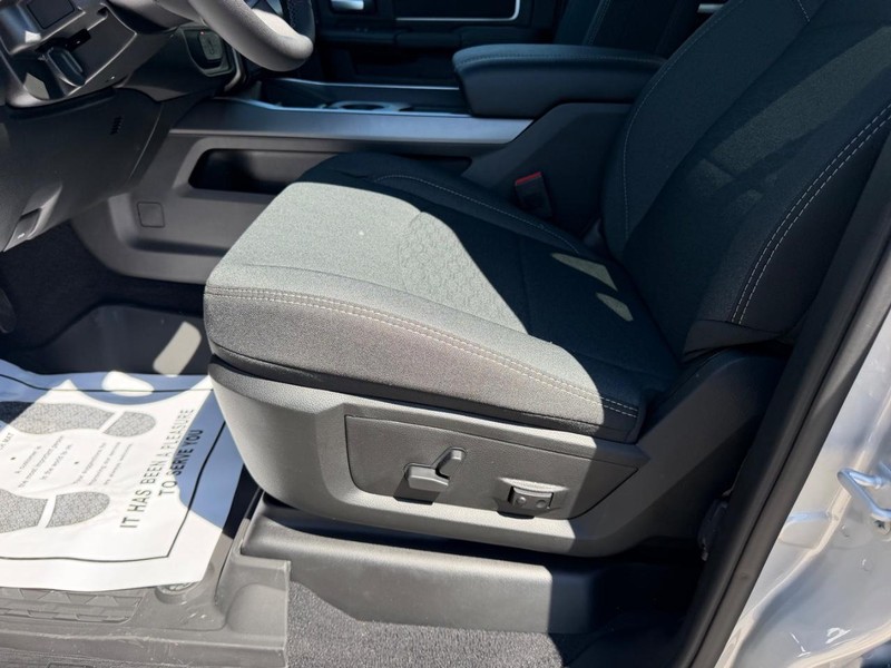 Ram 2500 Vehicle Full-screen Gallery Image 18