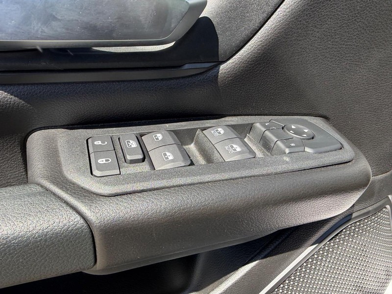 Ram 1500 Vehicle Full-screen Gallery Image 17