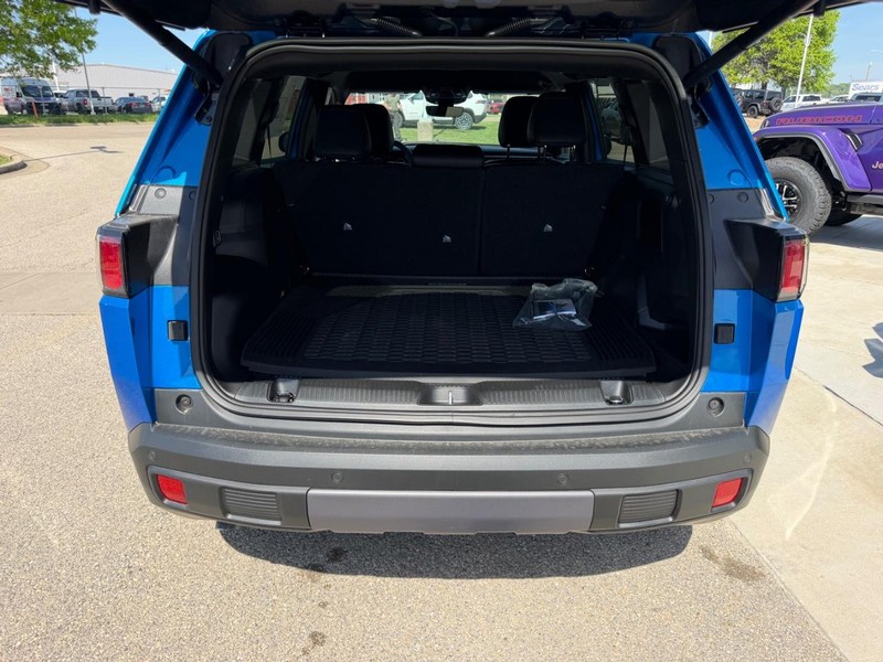 Jeep Cherokee Vehicle Full-screen Gallery Image 6