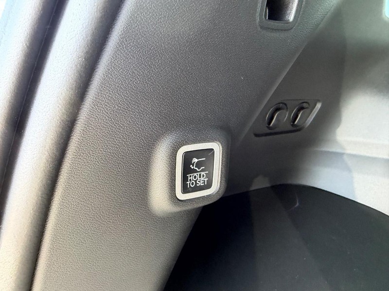 Jeep Cherokee Vehicle Full-screen Gallery Image 7
