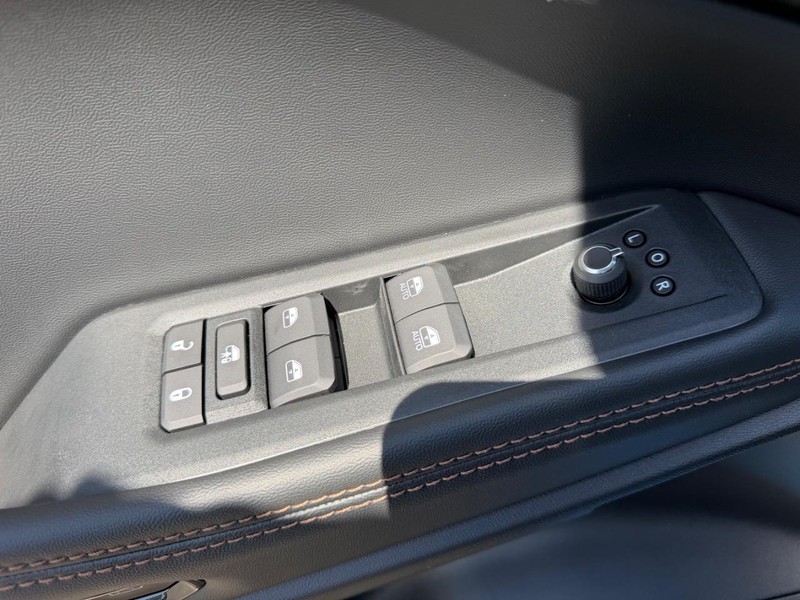 Jeep Cherokee Vehicle Full-screen Gallery Image 18