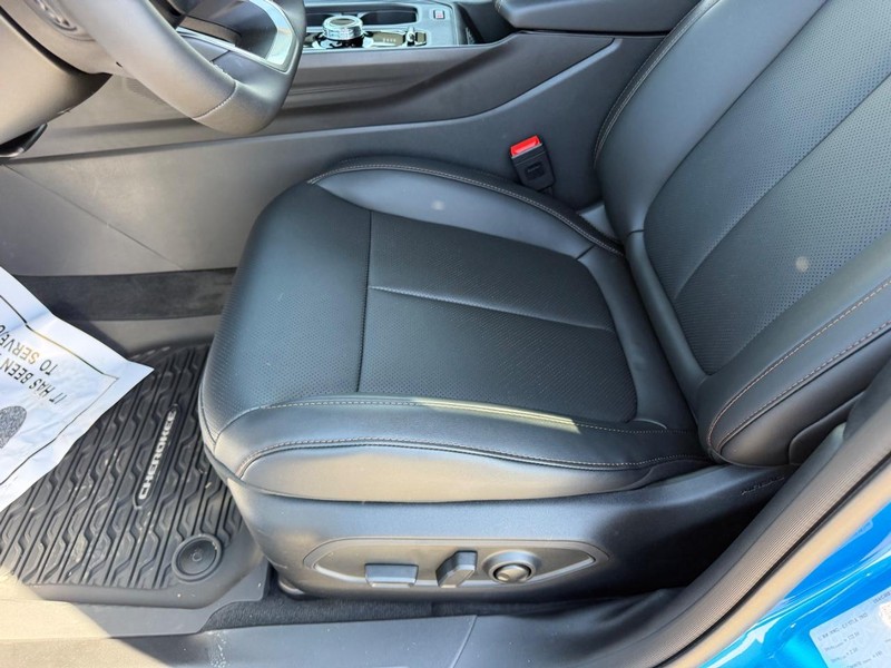 Jeep Cherokee Vehicle Full-screen Gallery Image 19