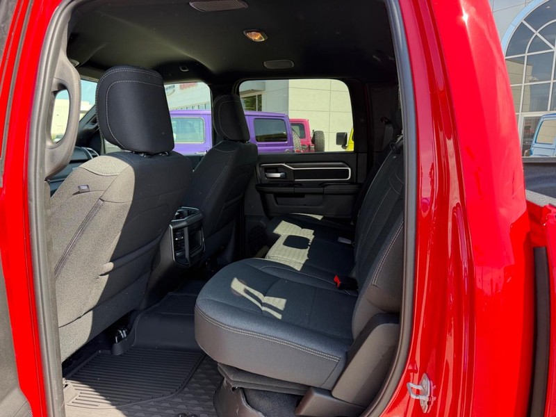 Ram 2500 Vehicle Full-screen Gallery Image 8