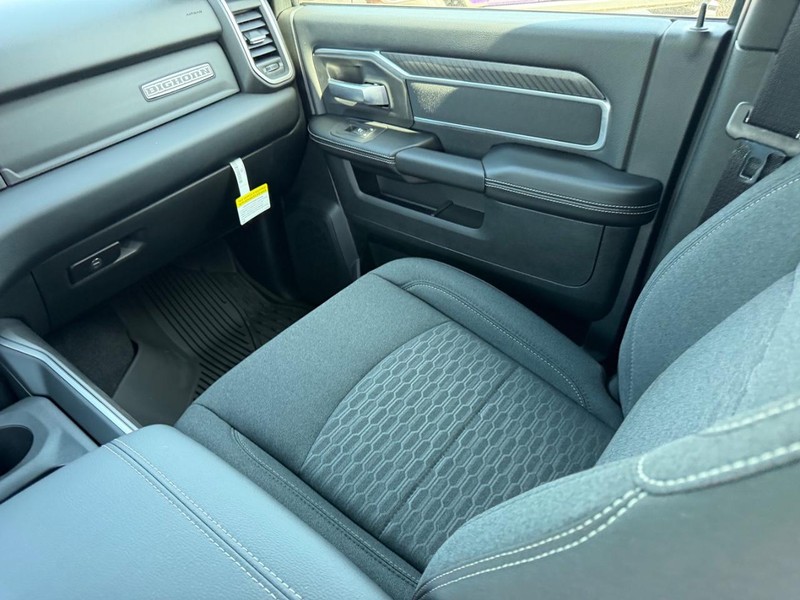 Ram 2500 Vehicle Full-screen Gallery Image 16