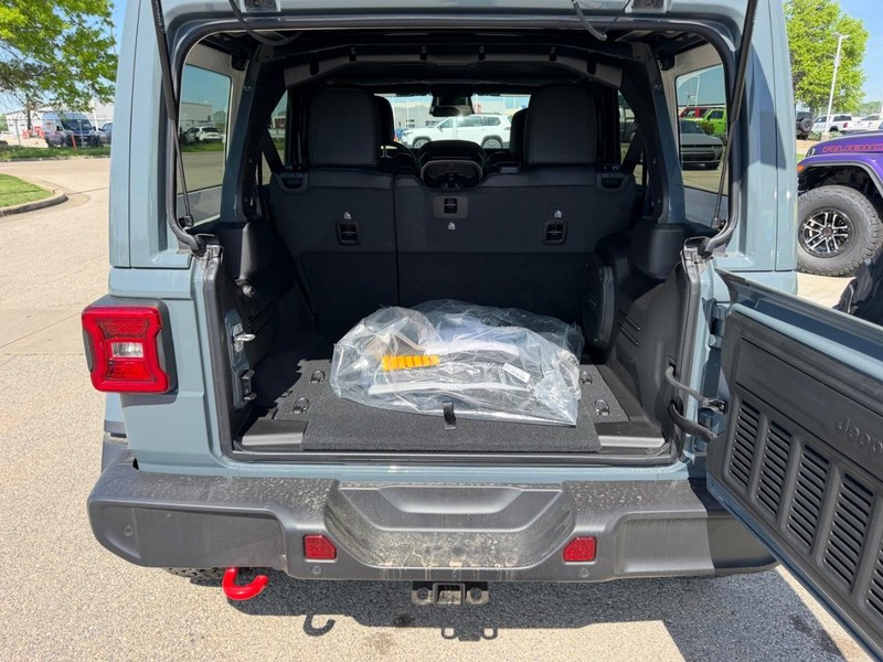 Jeep Wrangler Vehicle Full-screen Gallery Image 6