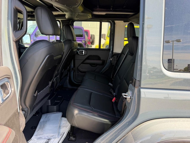 Jeep Wrangler Vehicle Full-screen Gallery Image 8