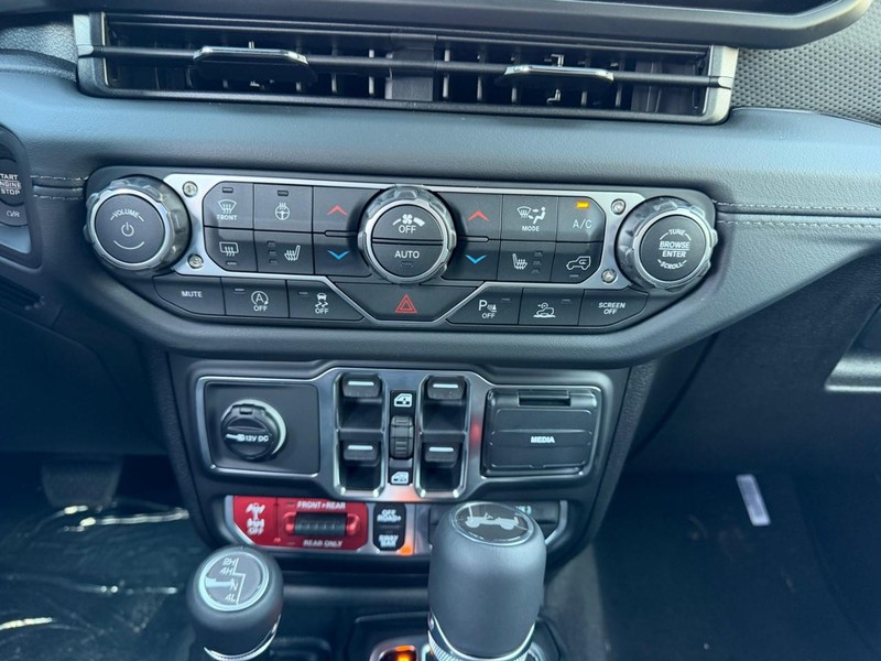 Jeep Wrangler Vehicle Full-screen Gallery Image 14