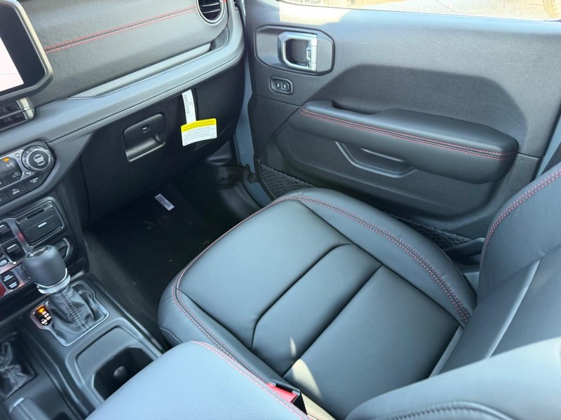 Jeep Wrangler Vehicle Full-screen Gallery Image 16