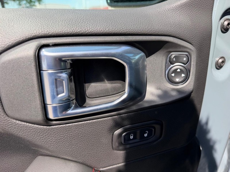 Jeep Wrangler Vehicle Full-screen Gallery Image 17