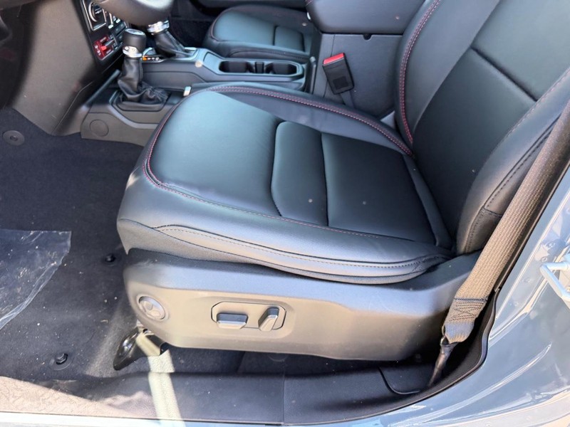 Jeep Wrangler Vehicle Full-screen Gallery Image 18
