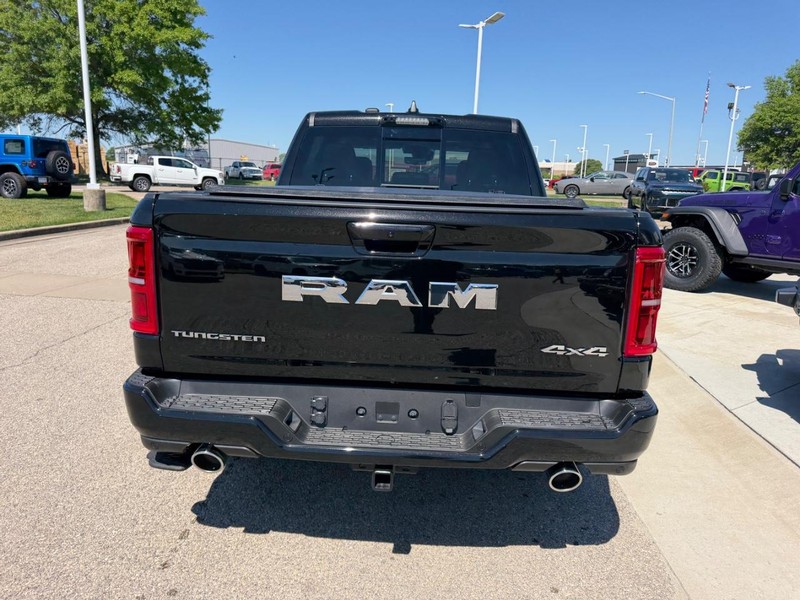 Ram 1500 Vehicle Full-screen Gallery Image 5