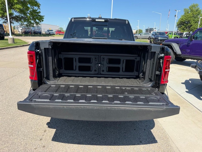 Ram 1500 Vehicle Full-screen Gallery Image 6