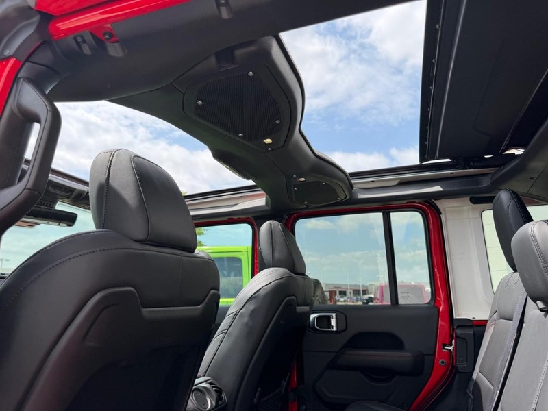 Jeep Wrangler Vehicle Full-screen Gallery Image 7