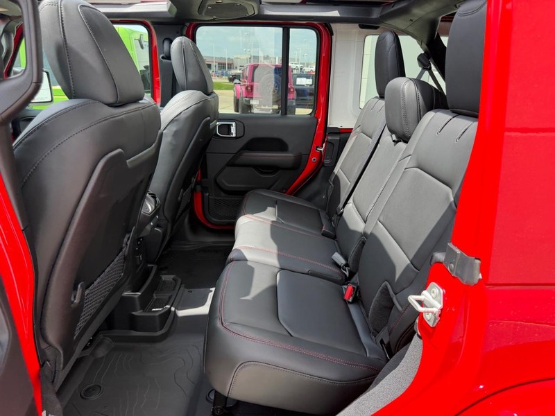 Jeep Wrangler Vehicle Full-screen Gallery Image 8