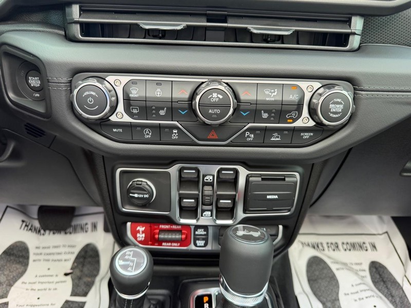 Jeep Wrangler Vehicle Full-screen Gallery Image 14