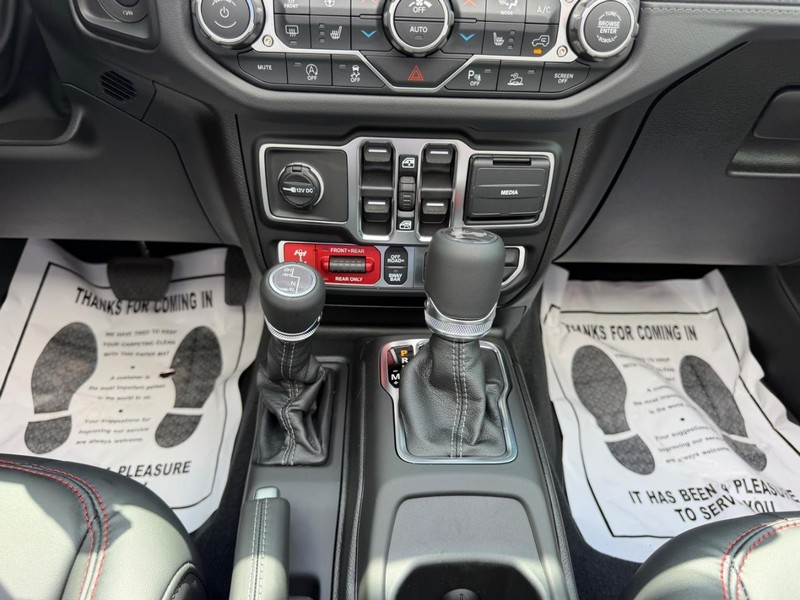 Jeep Wrangler Vehicle Full-screen Gallery Image 15