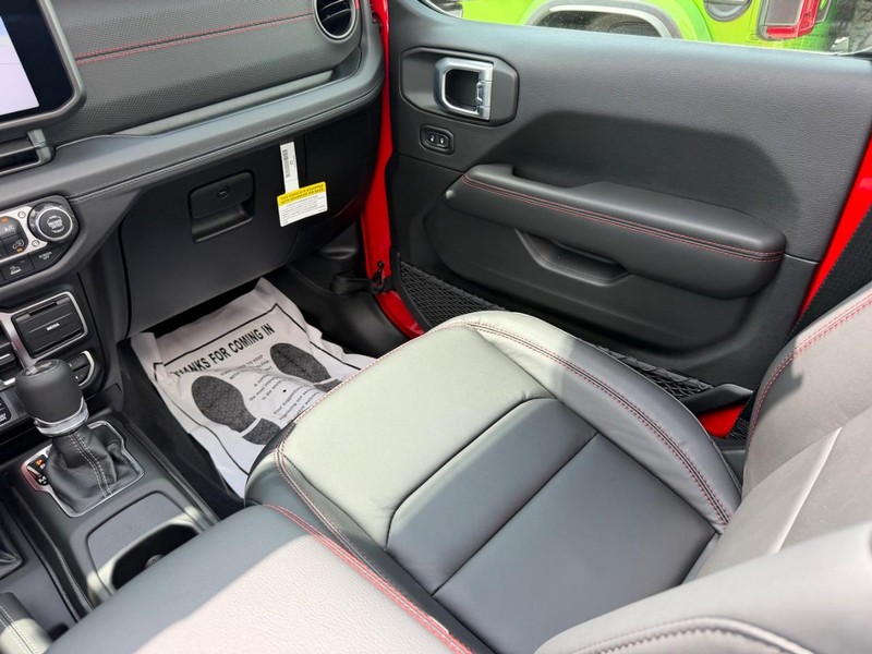 Jeep Wrangler Vehicle Full-screen Gallery Image 16