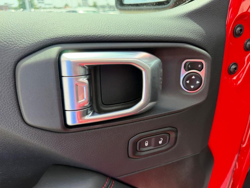 Jeep Wrangler Vehicle Full-screen Gallery Image 17