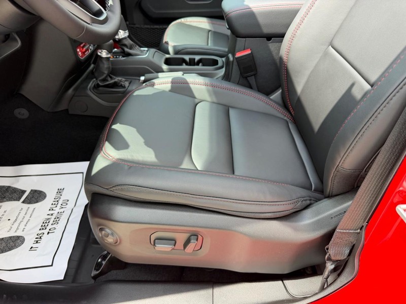 Jeep Wrangler Vehicle Full-screen Gallery Image 18