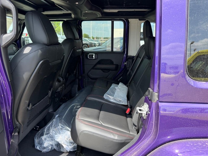 Jeep Wrangler Vehicle Full-screen Gallery Image 8