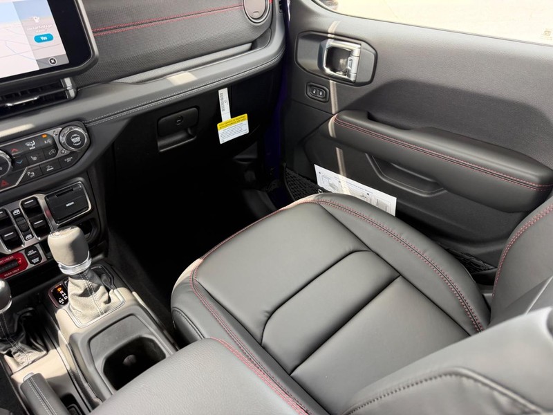 Jeep Wrangler Vehicle Full-screen Gallery Image 16