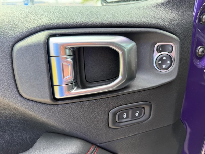 Jeep Wrangler Vehicle Full-screen Gallery Image 17