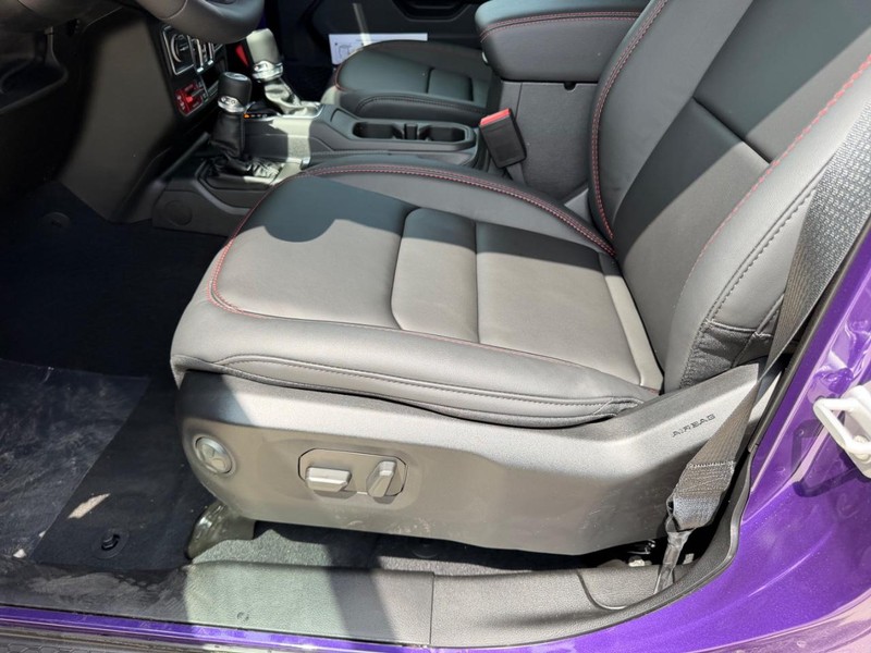 Jeep Wrangler Vehicle Full-screen Gallery Image 18