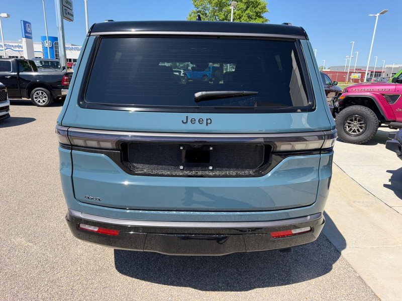 Jeep Grand Wagoneer Vehicle Full-screen Gallery Image 5