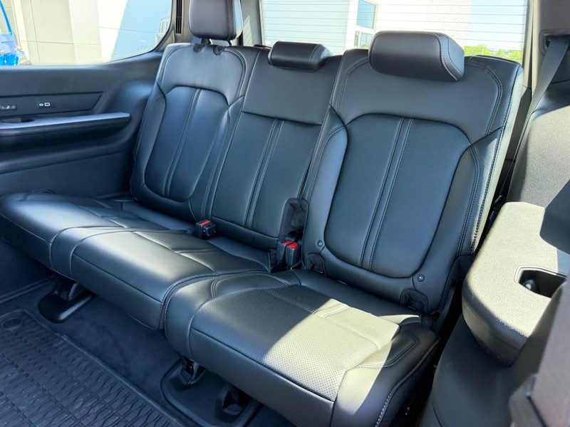 Jeep Grand Wagoneer Vehicle Full-screen Gallery Image 9