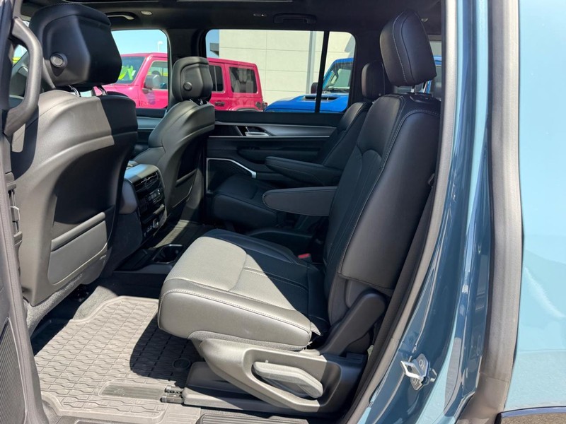 Jeep Grand Wagoneer Vehicle Full-screen Gallery Image 10