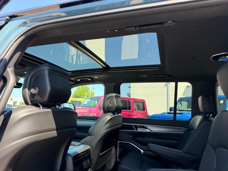 Jeep Grand Wagoneer Vehicle Full-screen Gallery Image 11